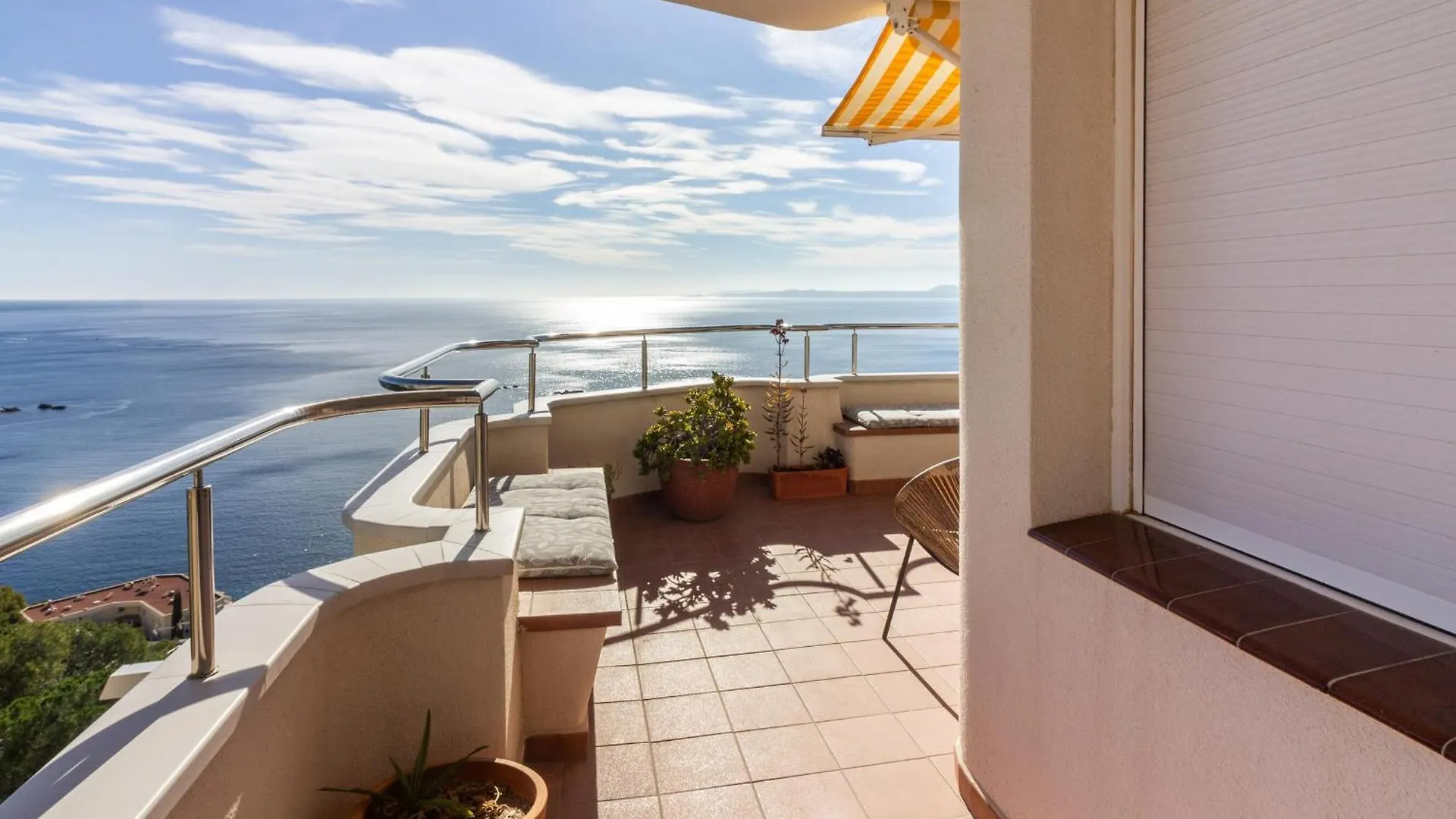 Joan Margarit 2-B -Vista Excepcional Del Mediterraneo Con Piscina Comunitaria. - Es-228-159 Roses